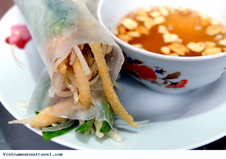 Hanoi Street Food: Beef Jerky Salad And Spring Rolls - Ảnh 2