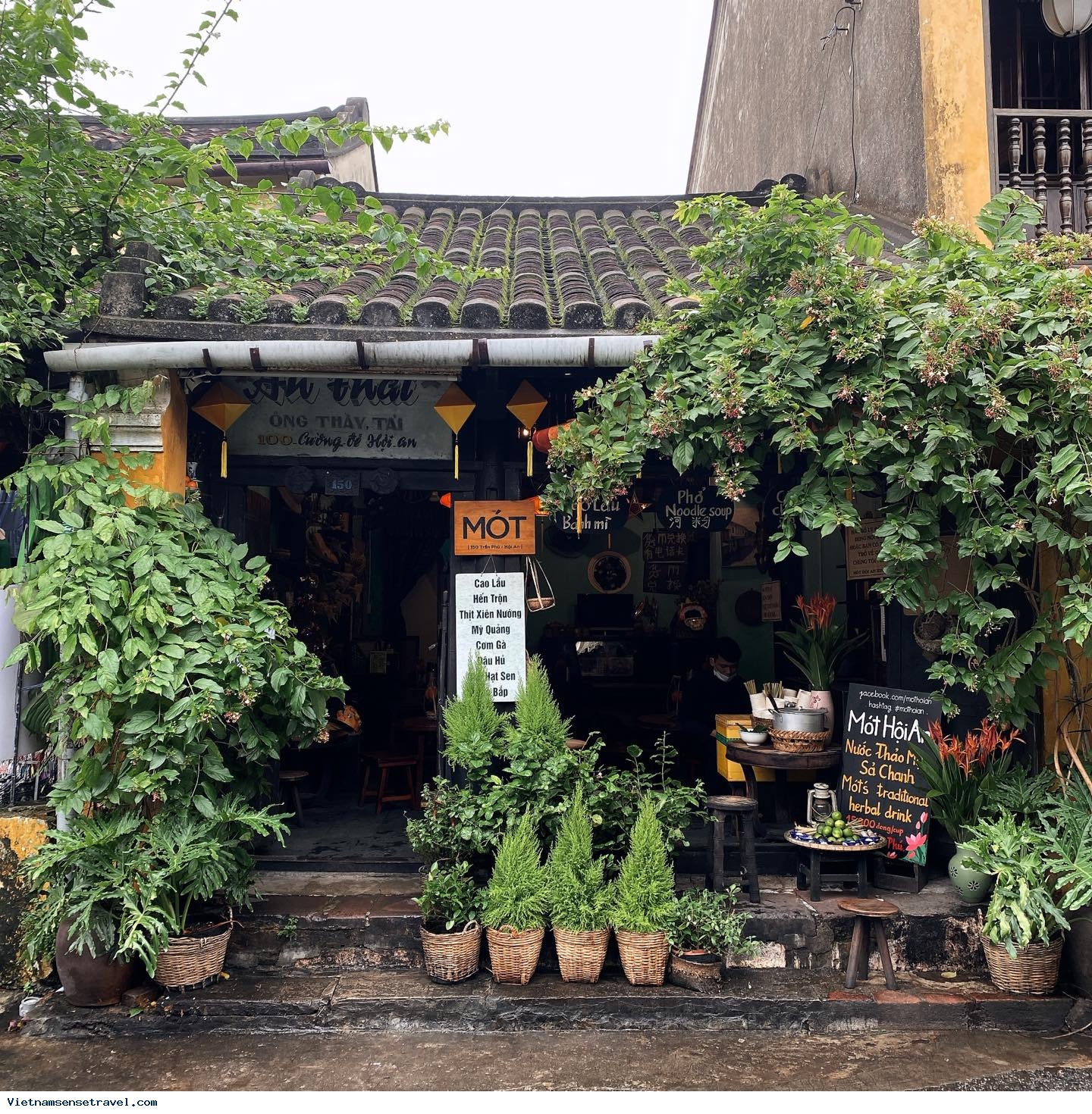 Hoian Ancient Quarter in nearly final days of the year - Ảnh 1