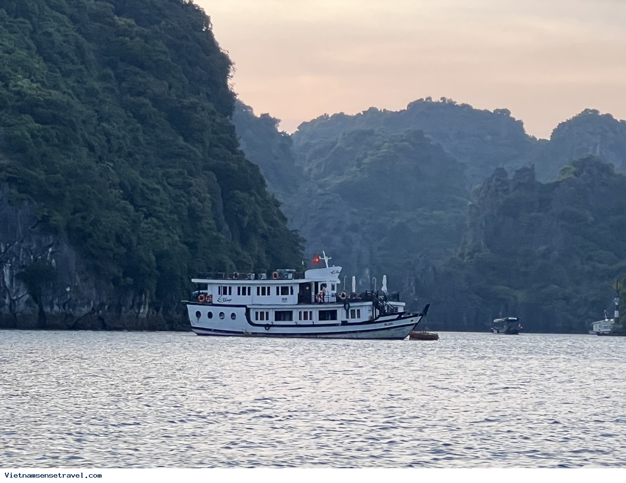 What does 2-Day-1-Night Halong Bay cruise bring you? - Ảnh 2